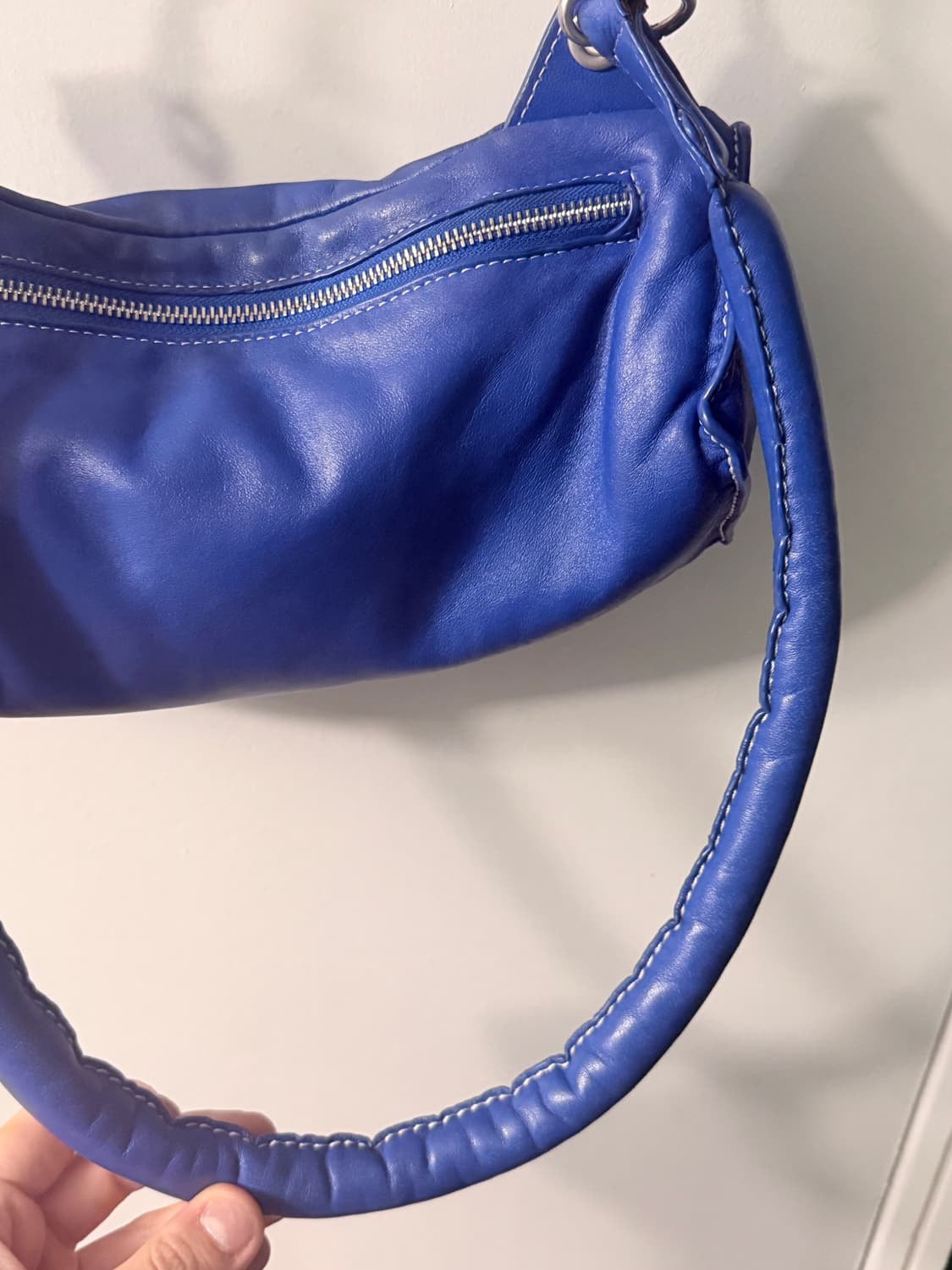 자라 아더에러 레더 숄더백 블루 상품이미지4