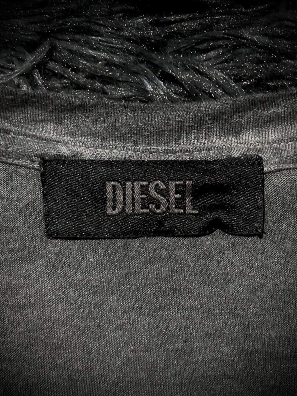 DIESEL 프린팅 메탈릭 비즈 V넥 워싱 그레이 반팔 티셔츠 상품이미지9