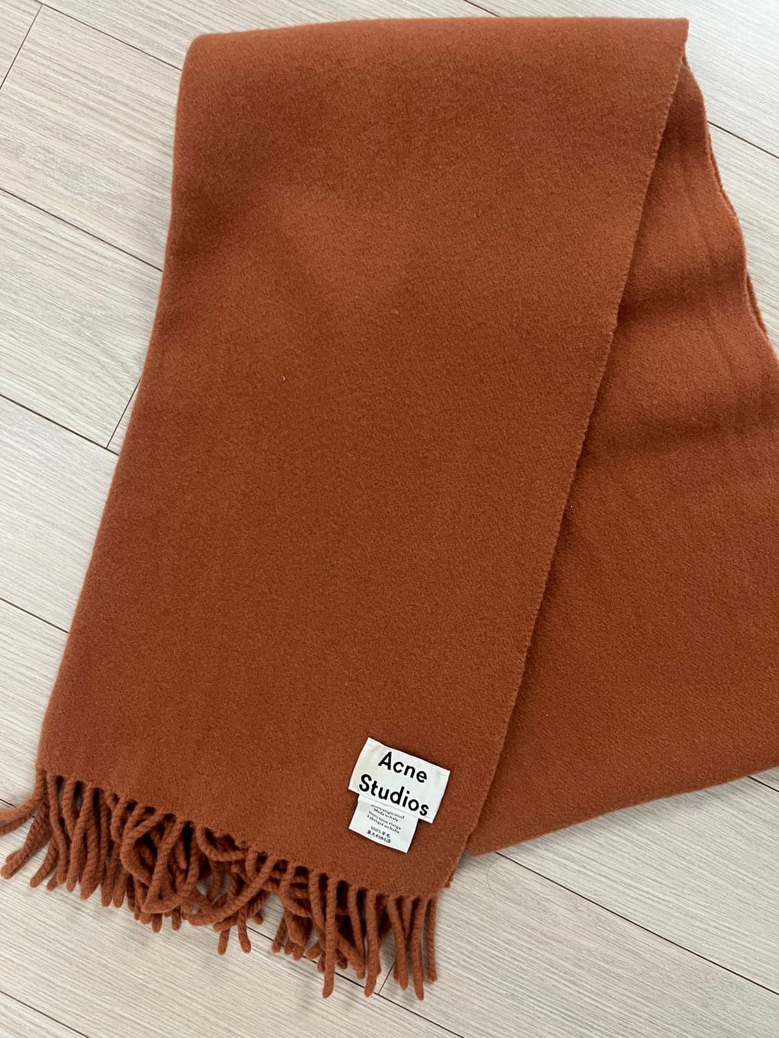 아크네 스튜디오 울 머플러 브라운 색상입니다. 100% 울 소재로 되어있 상품이미지1