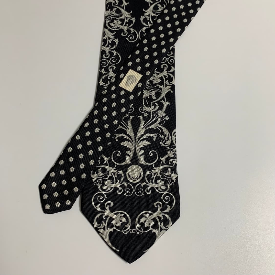 베르사체(VERSACE) 신형라벨 블랙컬러 페이즐리 명품넥타이 A+등급 상품이미지3