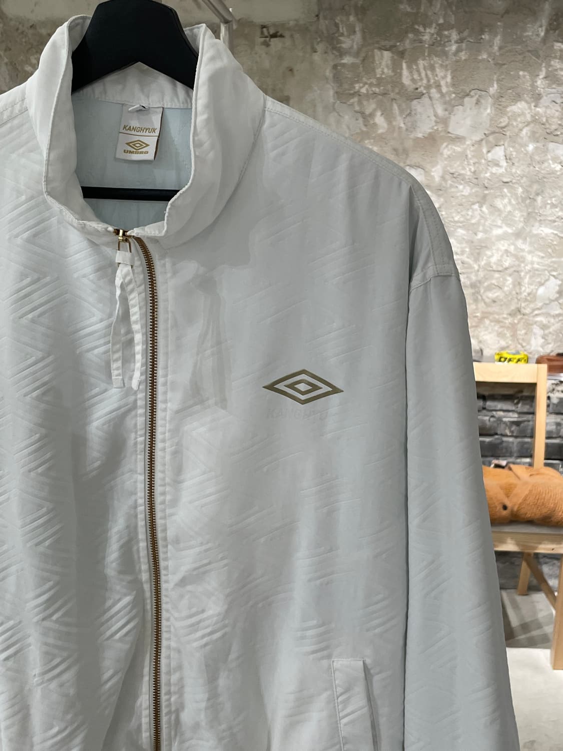 엄브로 x 강혁 화이트 마스 fc 디렉터 프로텍트 자켓 상품이미지3