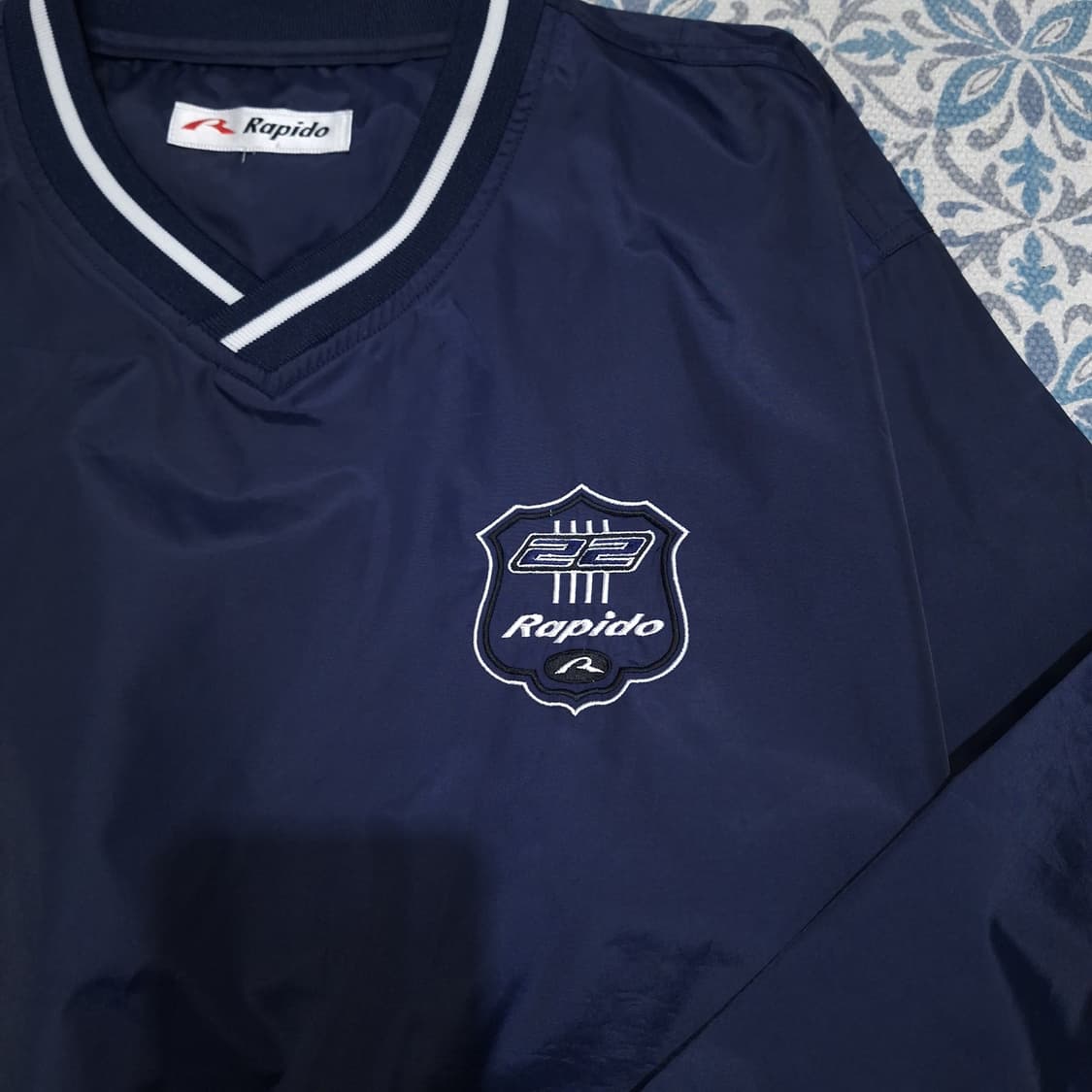 RAPIDO 라피도 네이비 화이트 라이닝 로고패치 올드스쿨 브이넥 웜업 상품이미지6