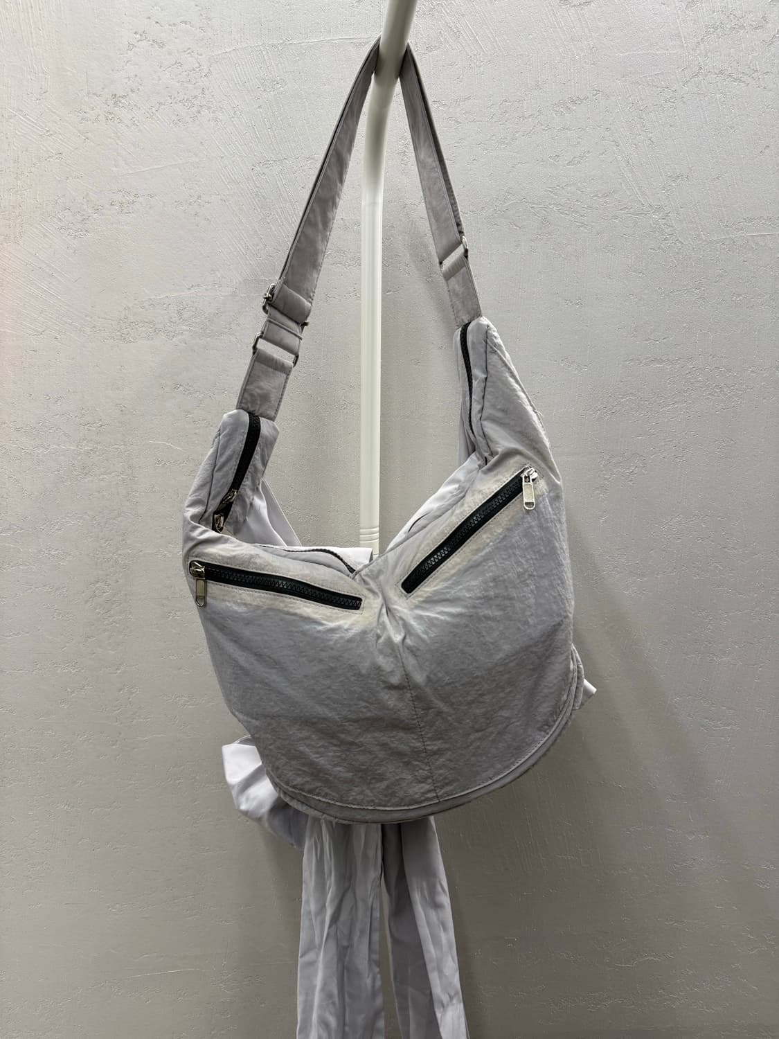 IUGA MAKA RAS 이우가마카라스 그레이 크로스백  상품이미지4