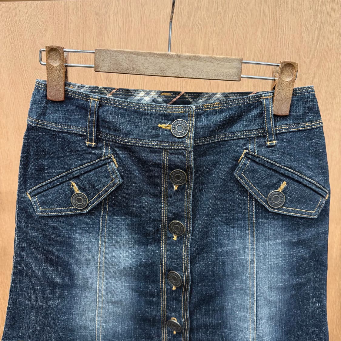 버버리 블루 라벨 데님 미니 스커트 버튼업 로고 자수 포켓 디테일 흑청 상품이미지3