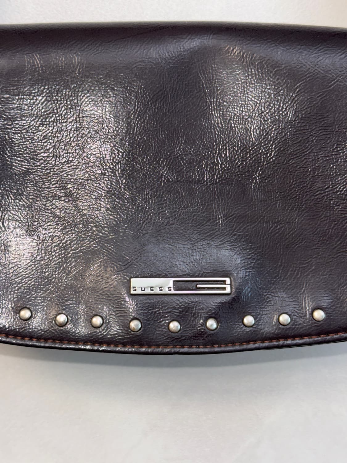 Guess dark brown stud mini shoulder bag 상품이미지3