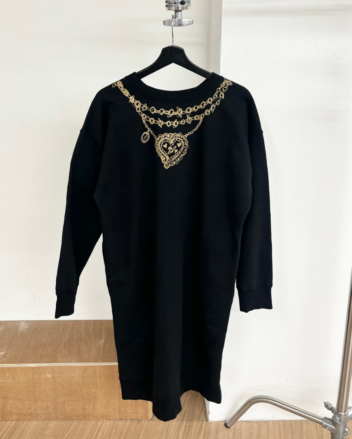 비비안 웨스트우드 레드라벨 블랙 앤 골드 라벨 저지 드레스 상품이미지6