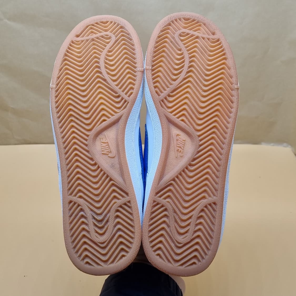 나이키 코트 로얄 흰파빨 여성스니커즈235. 상품이미지3