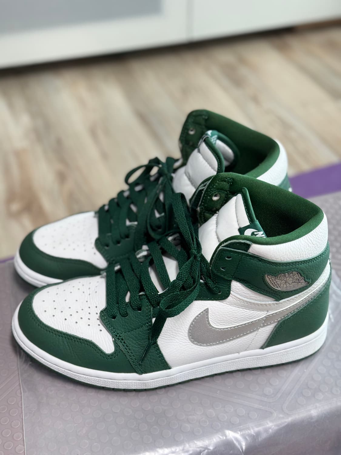 조던1 레트로 하이 OG 골지 그린 (Gorge Green) 상태 최상 상품이미지3