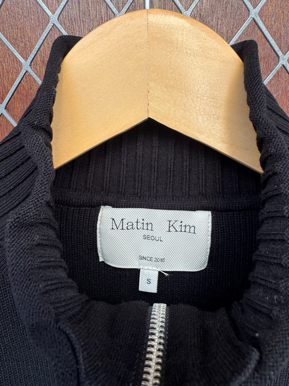마뗑킴 뒤 로고 스펠 포인트 스트라이프 니트집업 베스트 S 상품이미지8