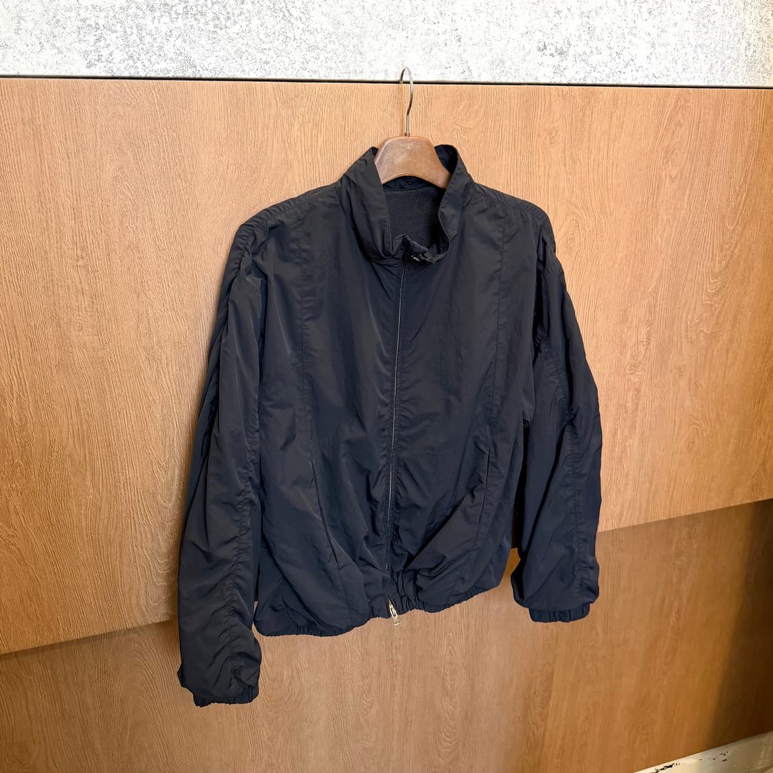 쿠어 하이넥 윈드 브레이커 집업 백 셔링 스트링 디테일 블랙 상품이미지1