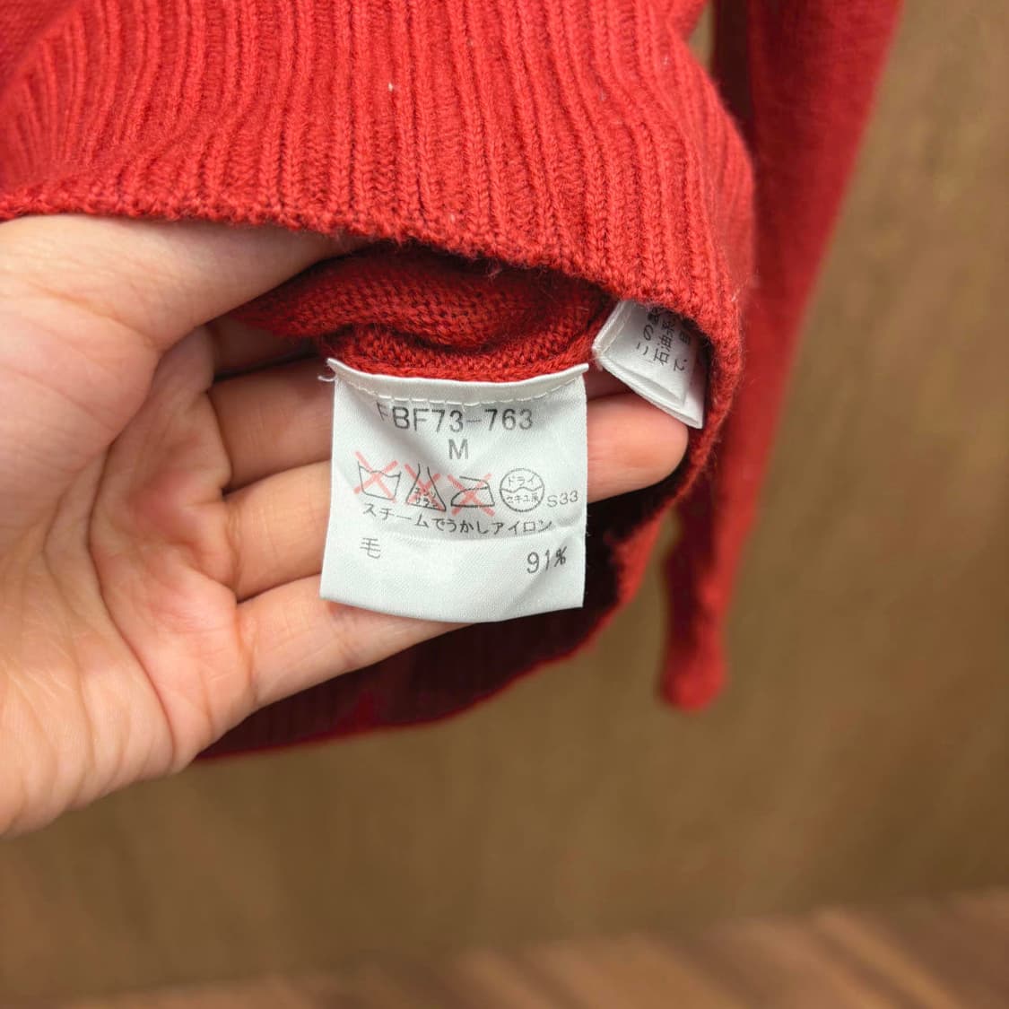 버버리 블루 라벨 오프숄더 긴팔 니트 로고 자수 디테일 레귤러핏 레드 상품이미지7