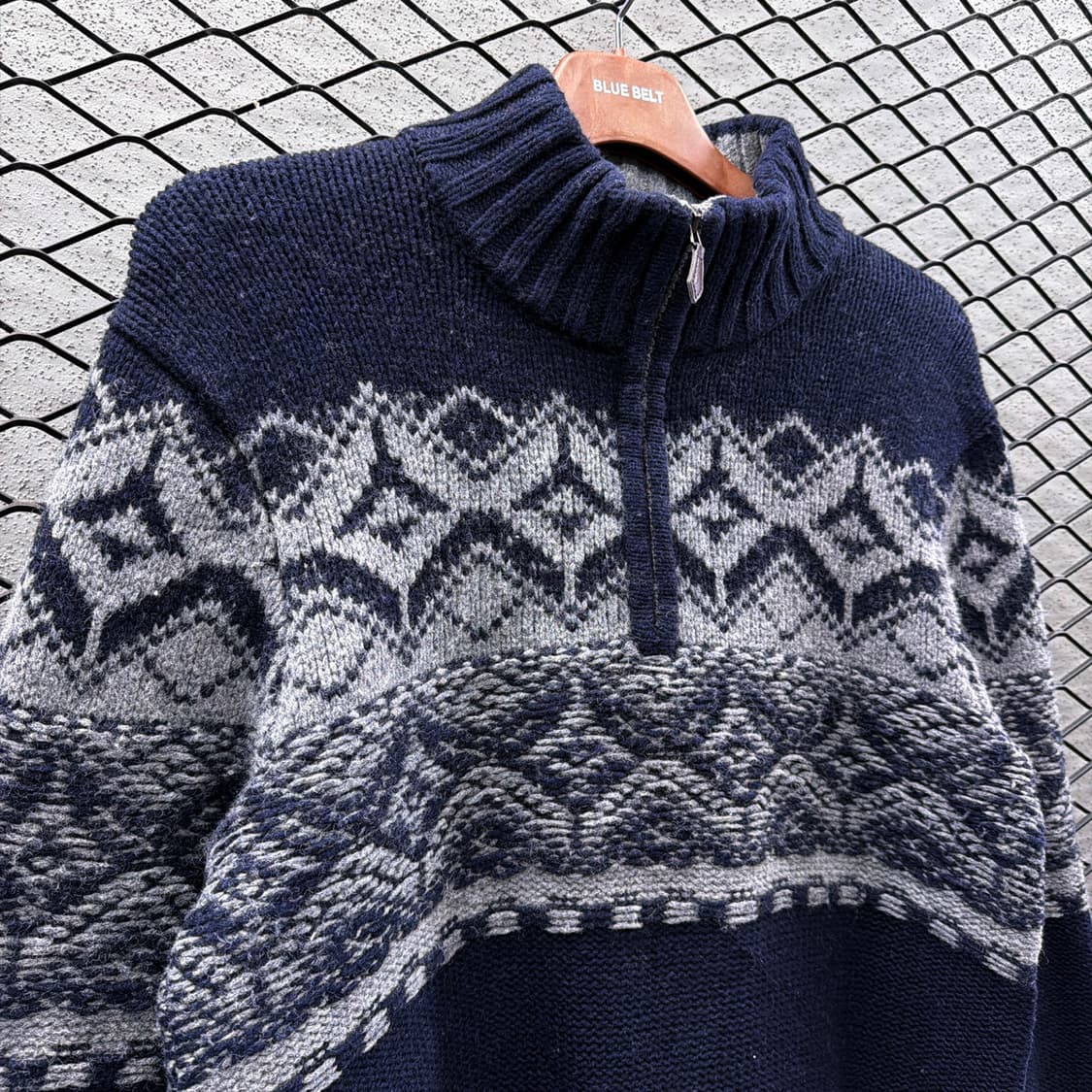 노드릭 패턴 반집업 니트 와이드시보리 디테일 네이비 상품이미지6