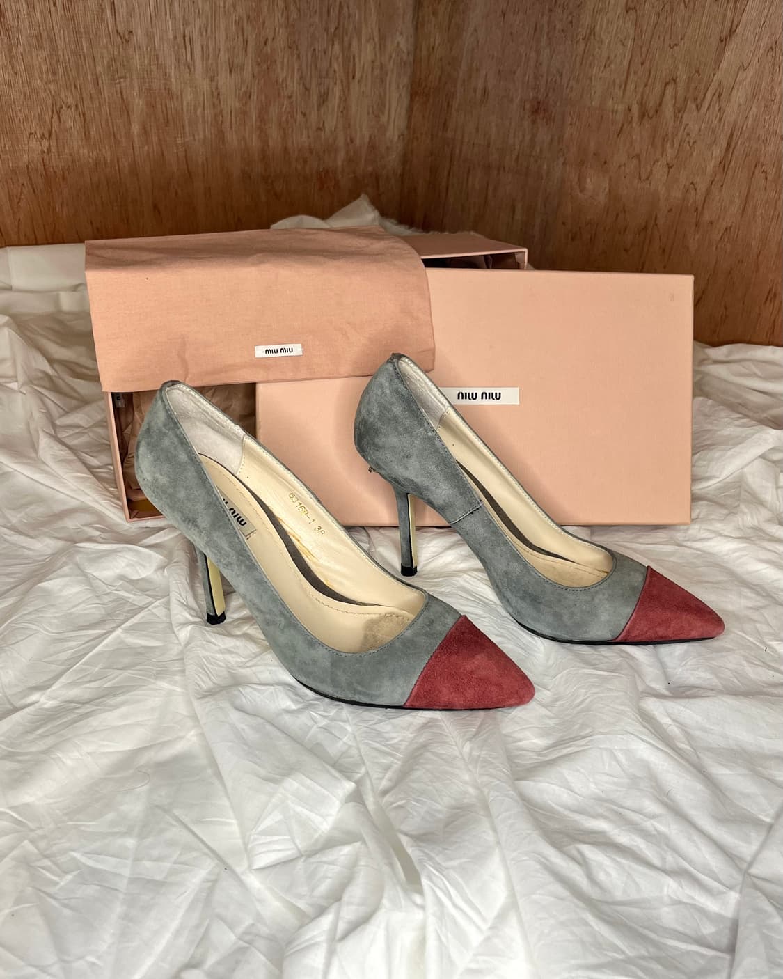 미우미우 투톤 스웨이드 포인티드 펌프스 상품이미지3