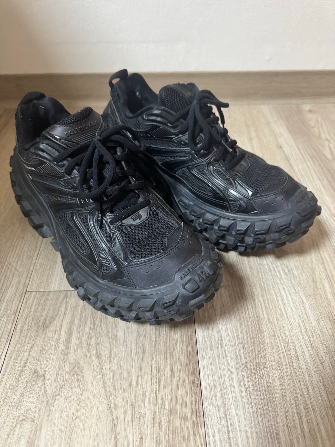 [42] 발렌시아가 디펜더 스니커즈 블랙 상품이미지2