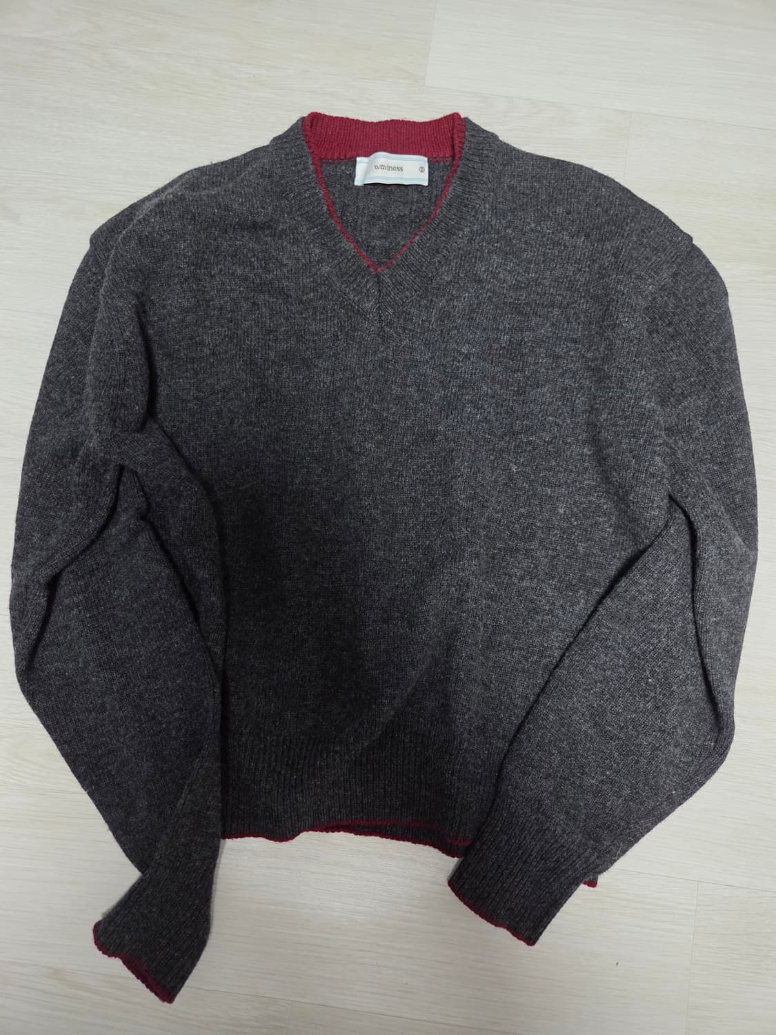 웨이비니스 브이넥 차콜레드 2 상품이미지2