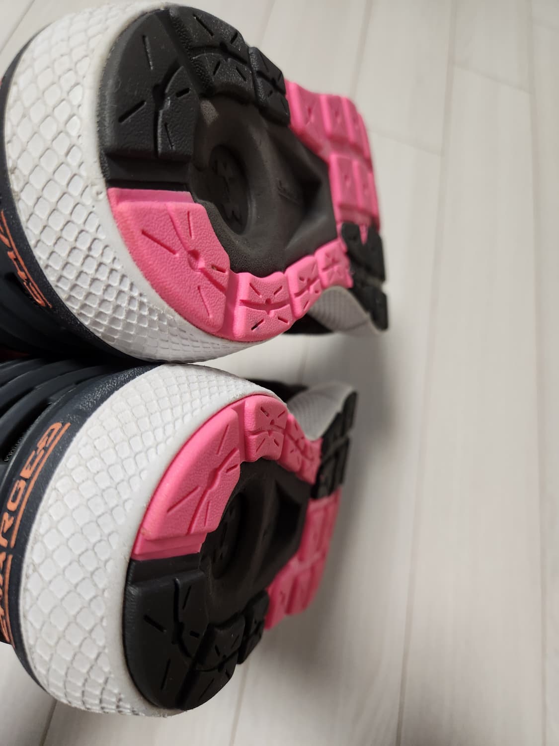 언더아머 운동화 차지드 로그 런닝화 헬스화 사이즈240

아웃솔 사용감외 상품이미지7