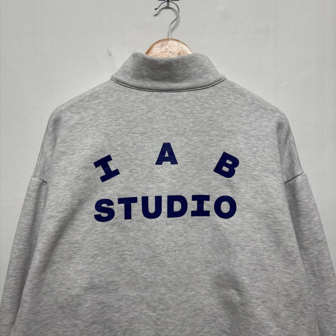 아이앱 스튜디오 하프집업 맨투맨 상품이미지4