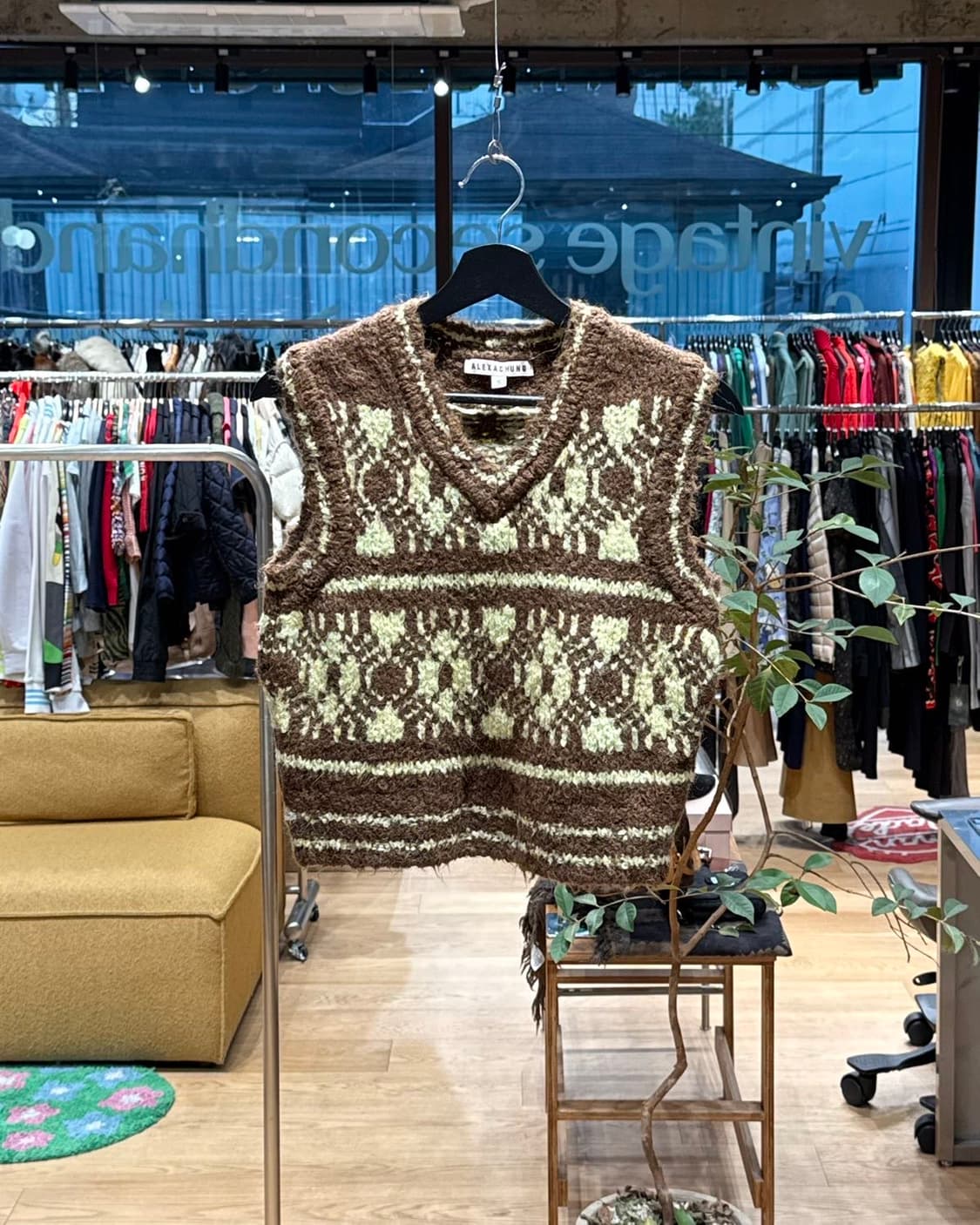 알렉사청 브라운 패턴 니트 베스트 상품이미지1
