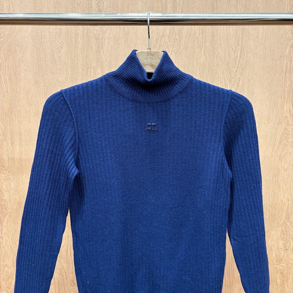 꾸레쥬 터틀넥 긴팔 니트 클래식 미니멀 잔골지 로고 자수 디테일 블루 상품이미지4