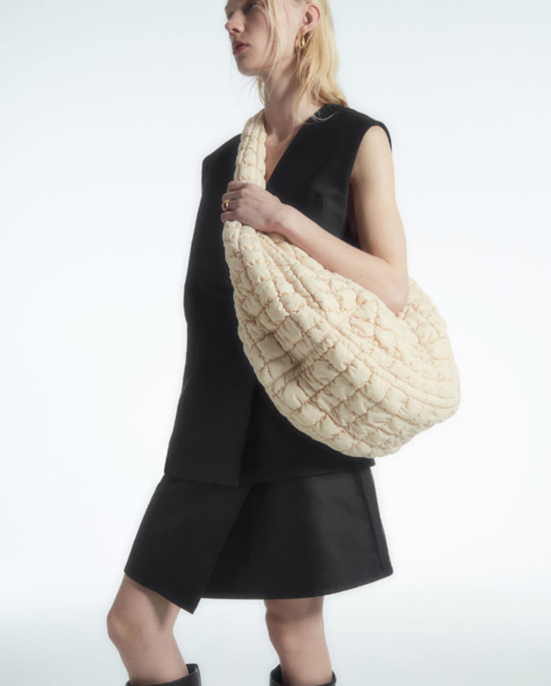 COS 구름백 퀼티드백 오버사이즈 크림 화이트 상품이미지5