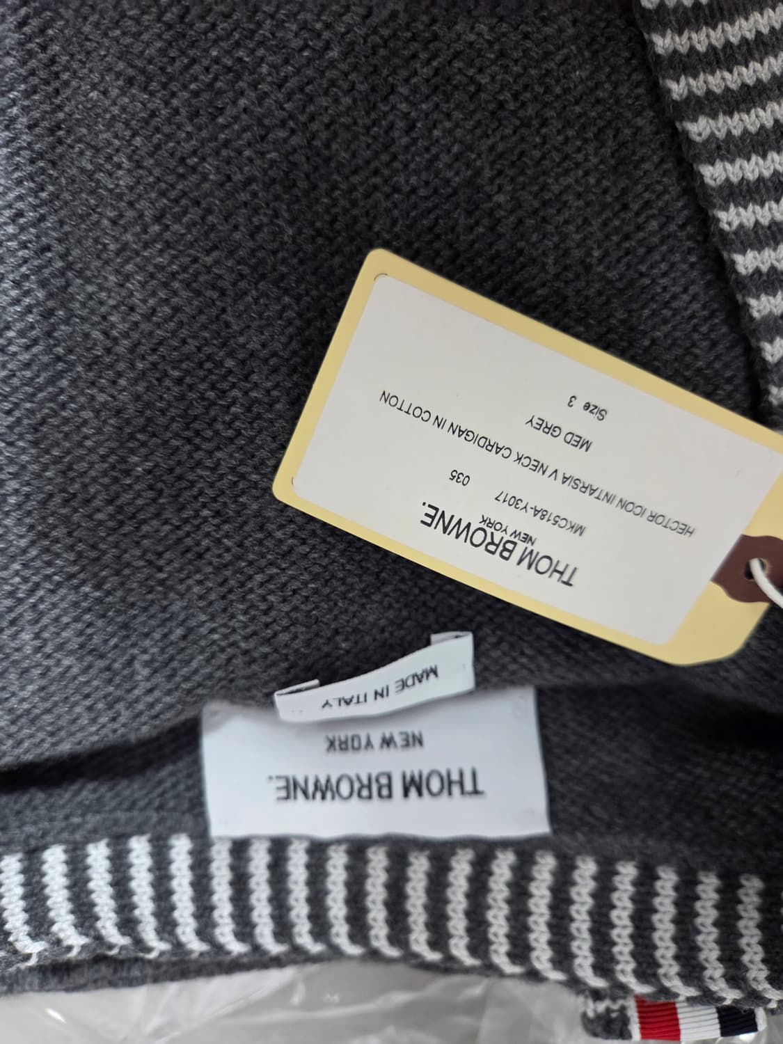 톰브라운 코튼 사선 브이넥 헥터 가디건 미디움 그레이 3사이즈 상품이미지3