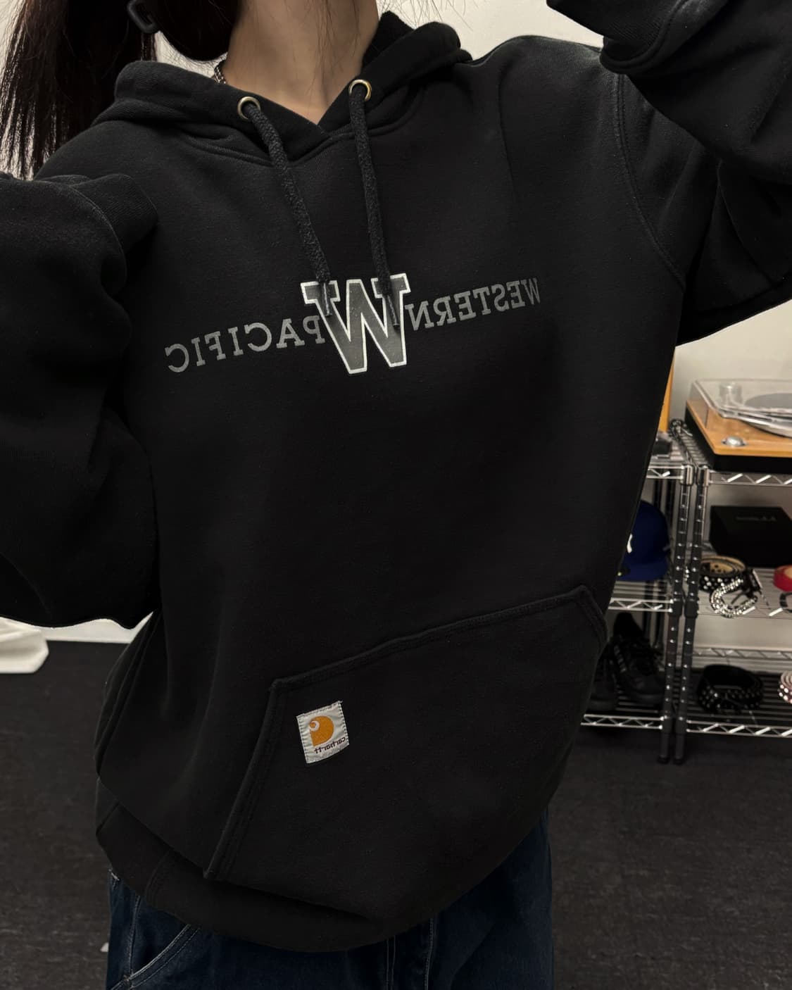 칼하트 컬리지 로고 블랙 후드티 상품이미지2