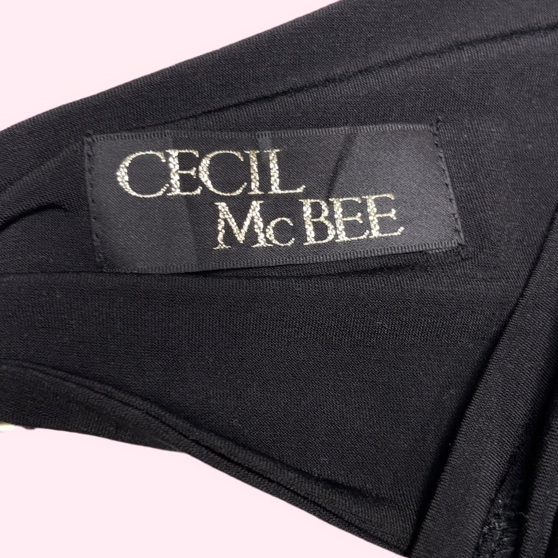 Cecil McBee 세실맥비 오네갸루 금장 포인트 셔링 오프숄더 티 상품이미지3