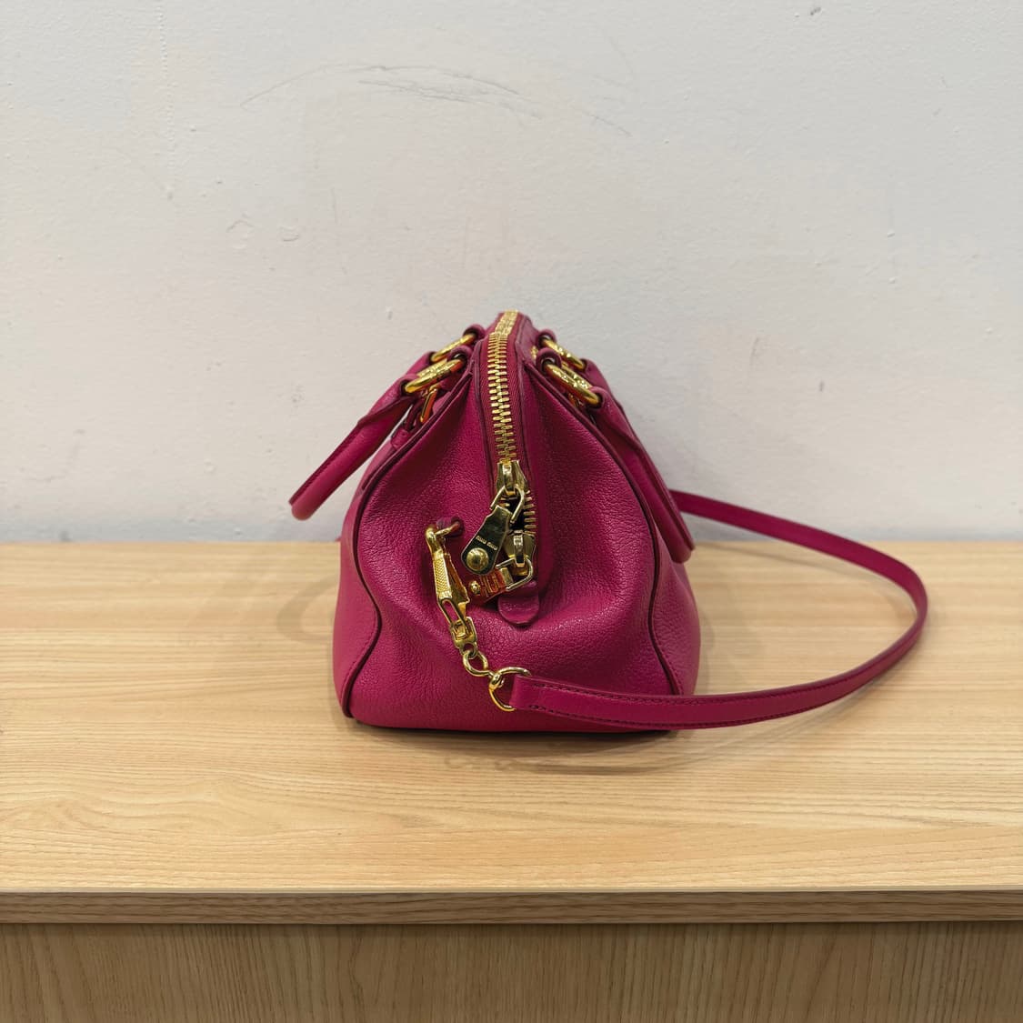 미우미우 보스턴백 비텔로 레더 골드 로고 디테일 핫핑크 상품이미지3