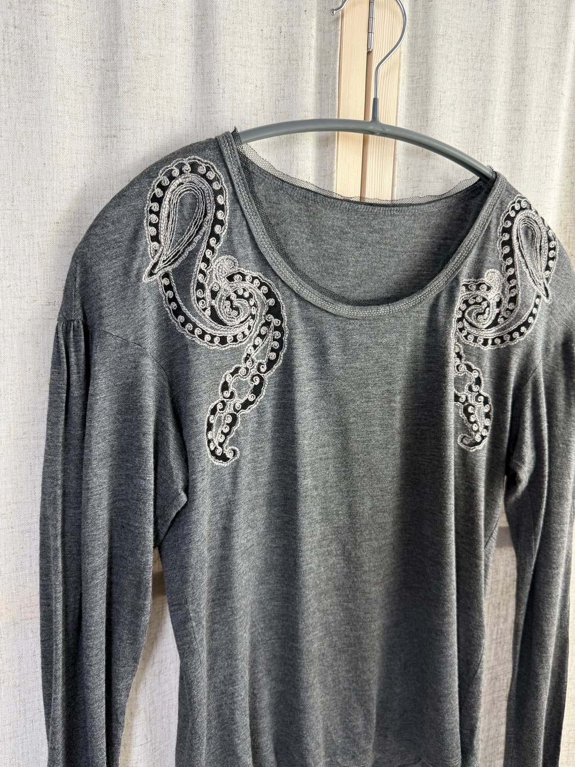 Hiroko Bis 자수 트리밍 실크 롱슬리브 티 상품이미지2