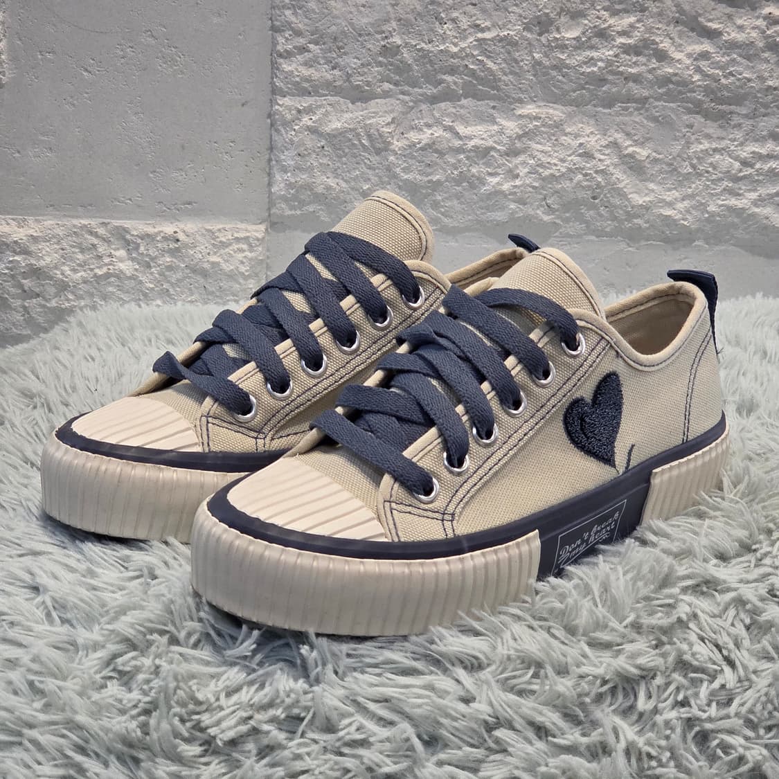 1a-4:디디앤오오 하트 자수 베이지 캔버스 스니커즈225 mm 상품이미지1