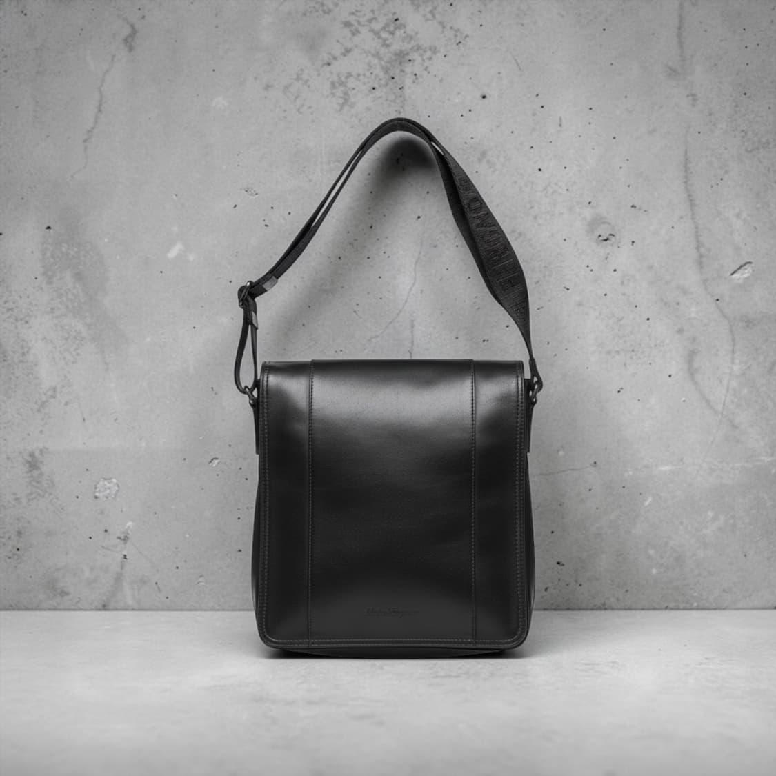 페라가모 레더 로고 크로스백 상품이미지1