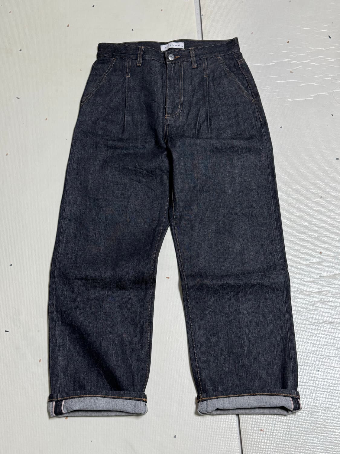 [30] 비슬로우 컴피 원턱 셀비지 데님팬츠 블랙 상품이미지4