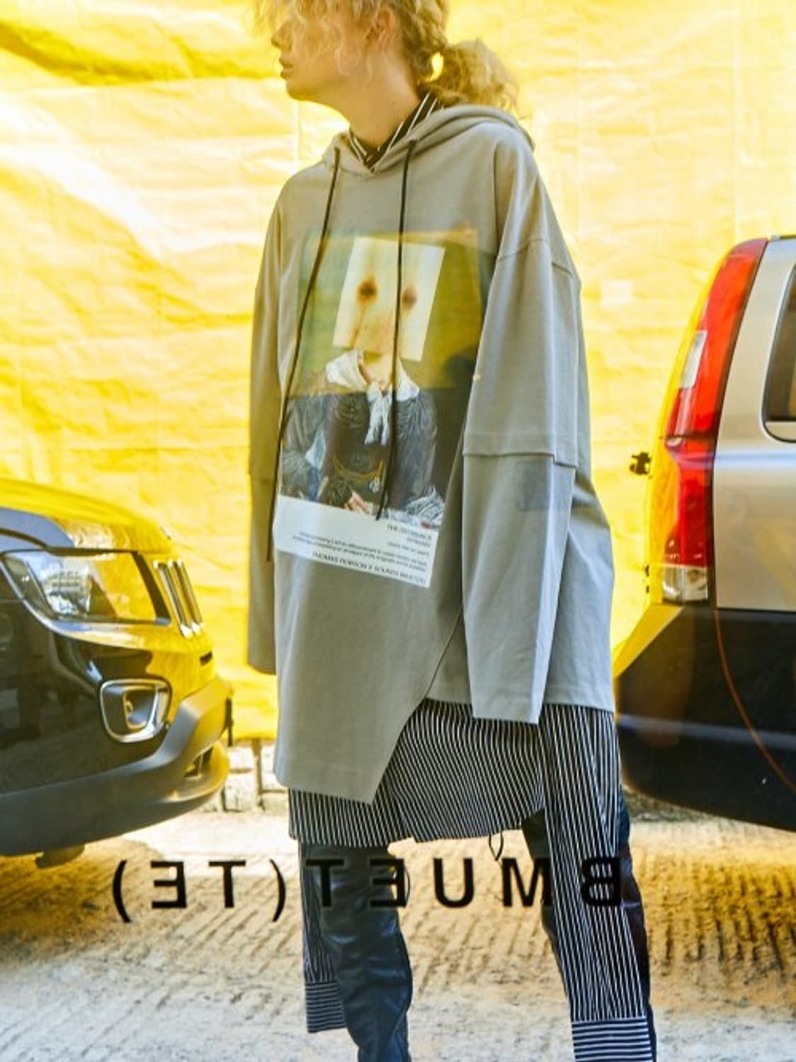 사운즈 비뮈에트 / 비대칭 절개 그레이 갤러리 후드티 상품이미지1