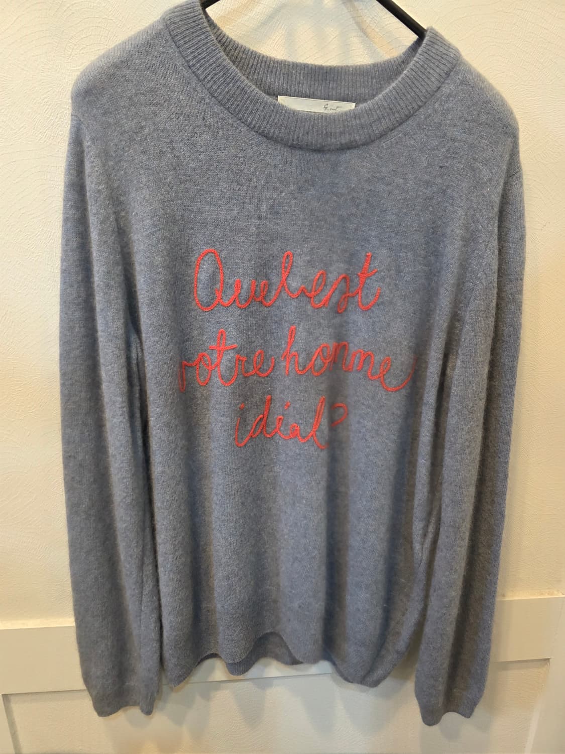 지 컷 라쿤 울 블루 컬러 레터링 니트 상품이미지1