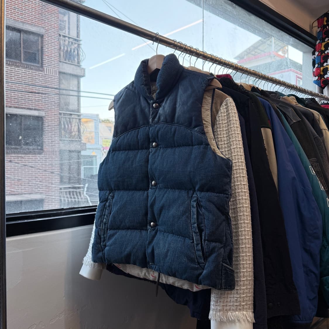 레미 릴리프 빔즈 별주 모델 인디고 소가죽 염색 다운 페더 데님 베스트 상품이미지2