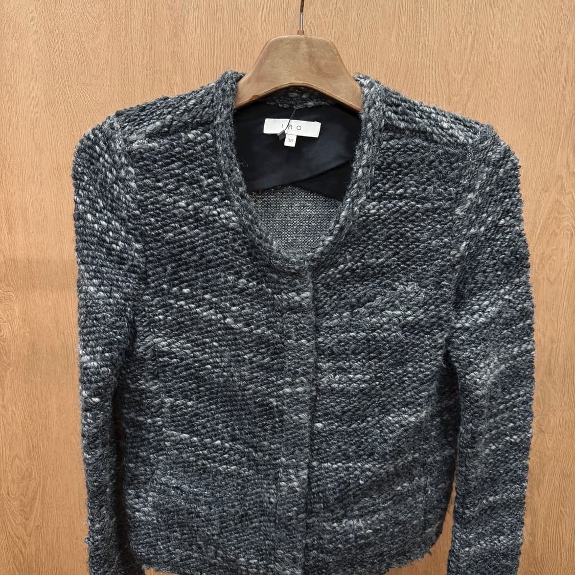 이로 라운드넥 트위드 자켓 노카라 히든 버튼업 디테일 레귤러핏 차콜 상품이미지4