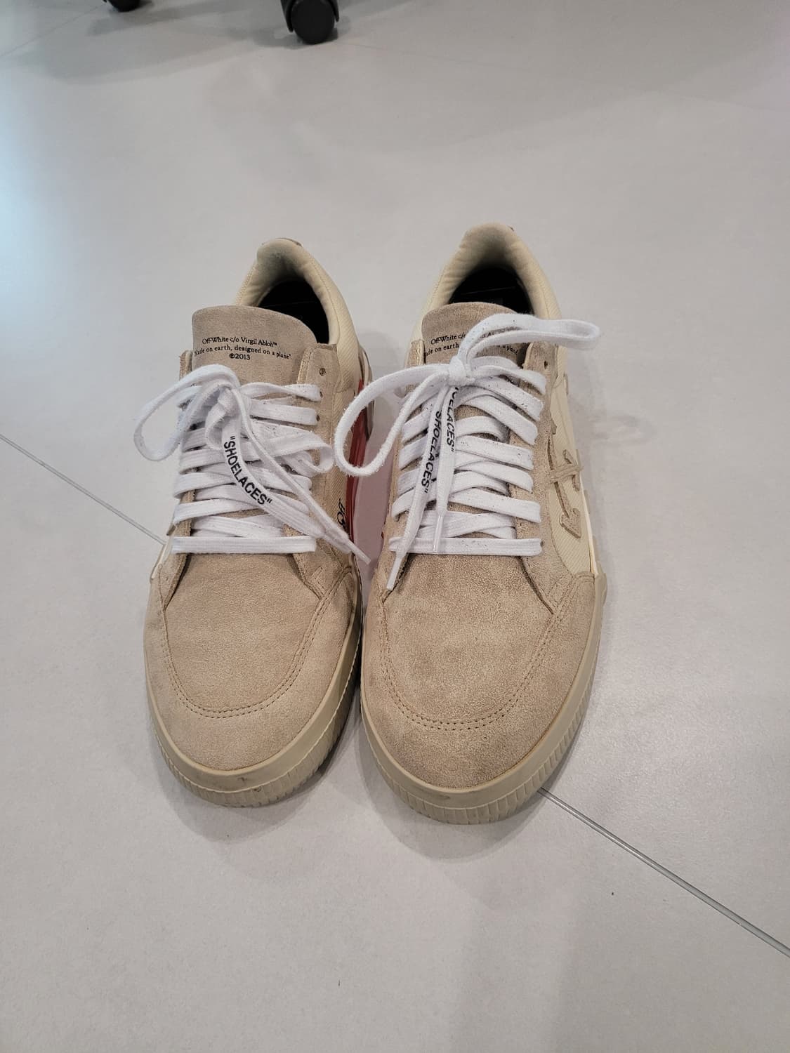 시선을 사로잡는 한 끗 차이, 오프화이트 벌카 스니커즈 OFF WHITE 상품이미지3