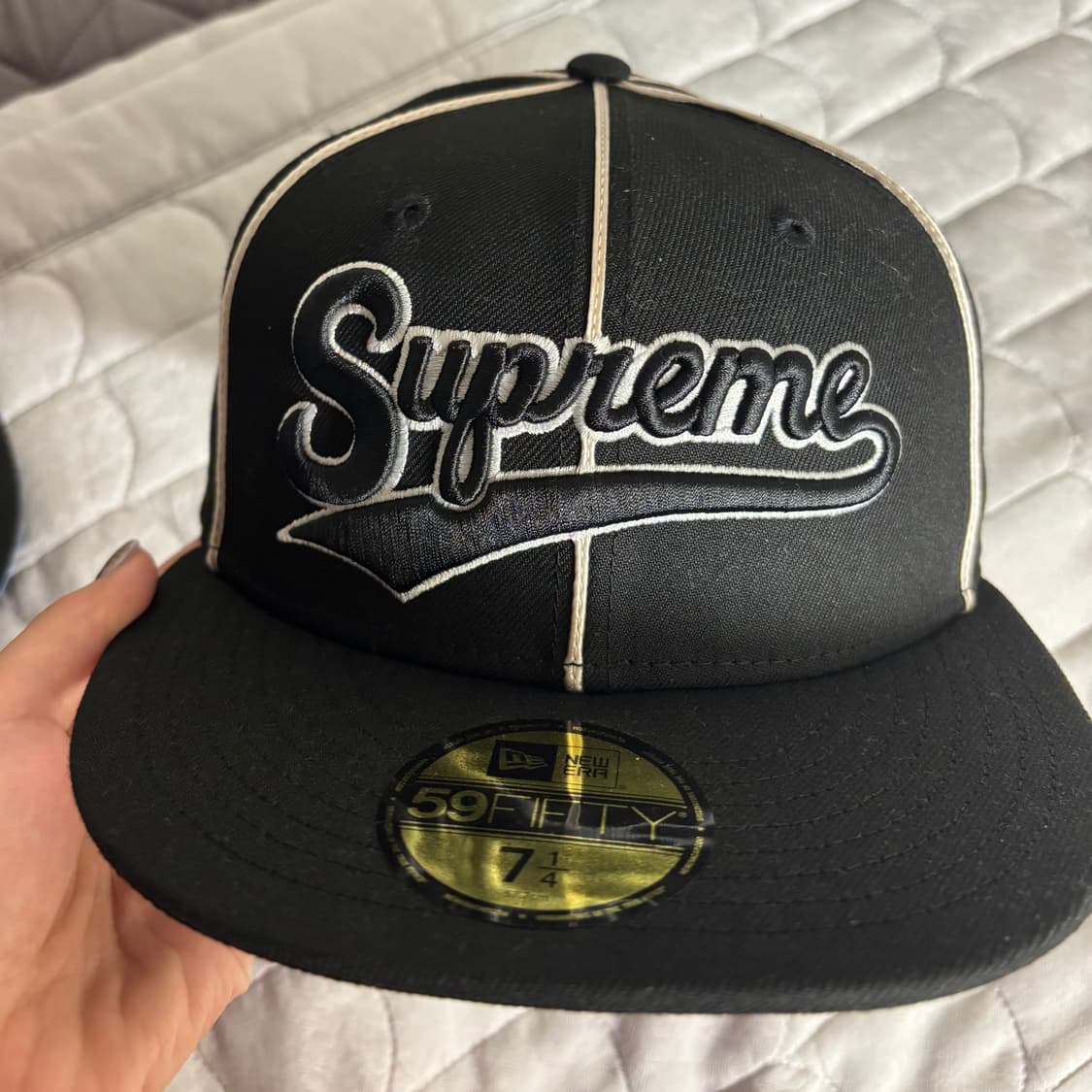 슈프림 파이핑 스크립트 로고 뉴에라 블랙 714사이즈 상품이미지2