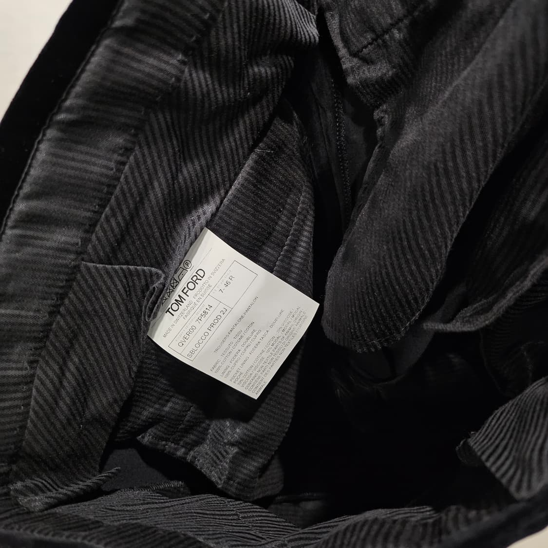 톰포드 벨벳 테일러드 블랙 팬츠 상품이미지4