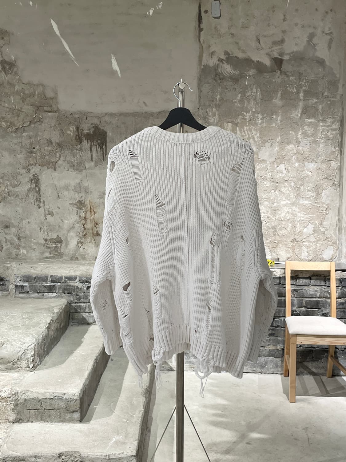 준지 23S/S 화이트 디스트로이드 크루넥 스웨터 상품이미지6