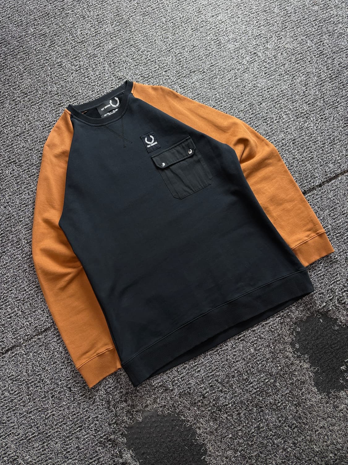 프레디페리 x 라프시몬스 포켓 크루넥 스웻 셔츠 4146 상품이미지1