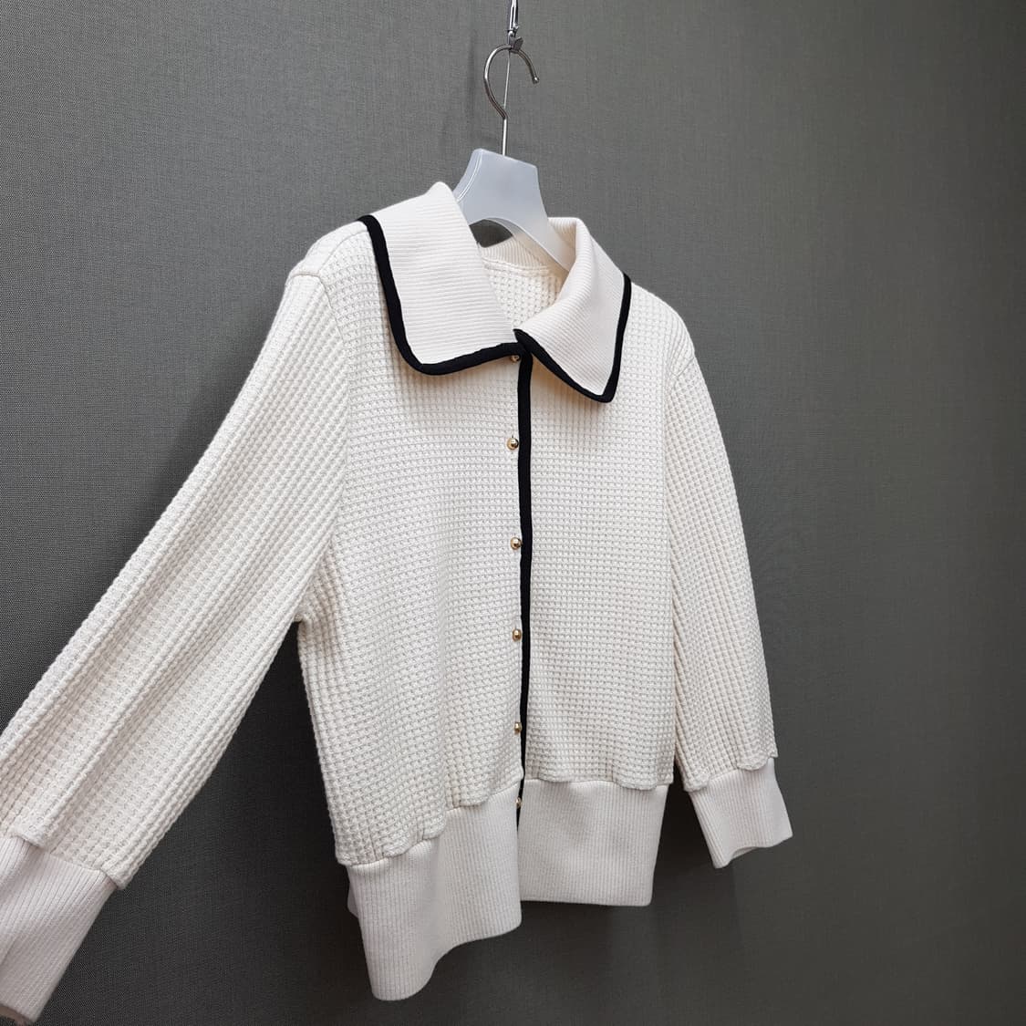 한섬 SJSJ 2022 블랙 파이핑 카라 니트 가디건 76-90-155 상품이미지4