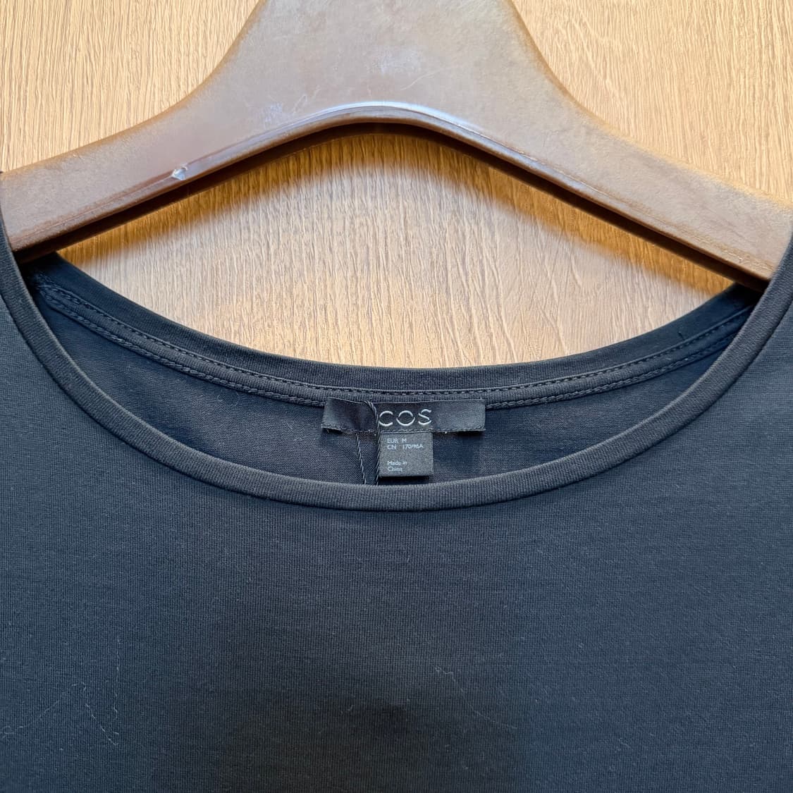 코스 라운드넥 반팔 티셔츠 밑단 실크 레이어드 디테일 루즈핏 블랙 상품이미지5