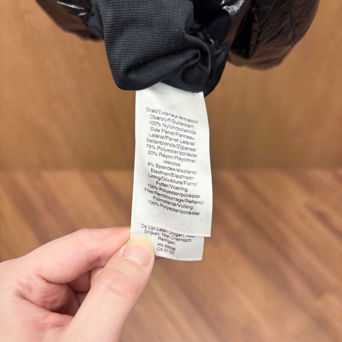 도나카란 뉴욕 하이넥 경량 패딩 베스트 하단 로고 프린트 디테일 블랙 상품이미지8