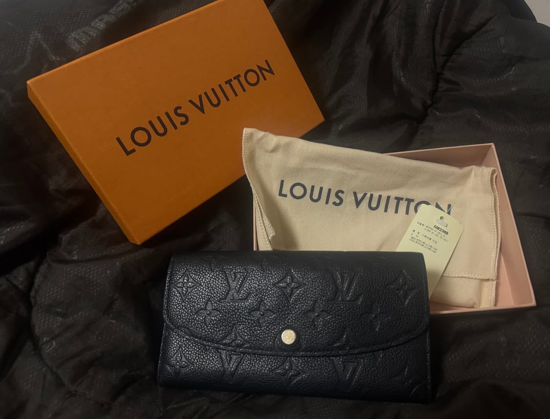 루이비통 에밀리 월릿 모노그램 앙프렝뜨 지갑 블랙 상품이미지1