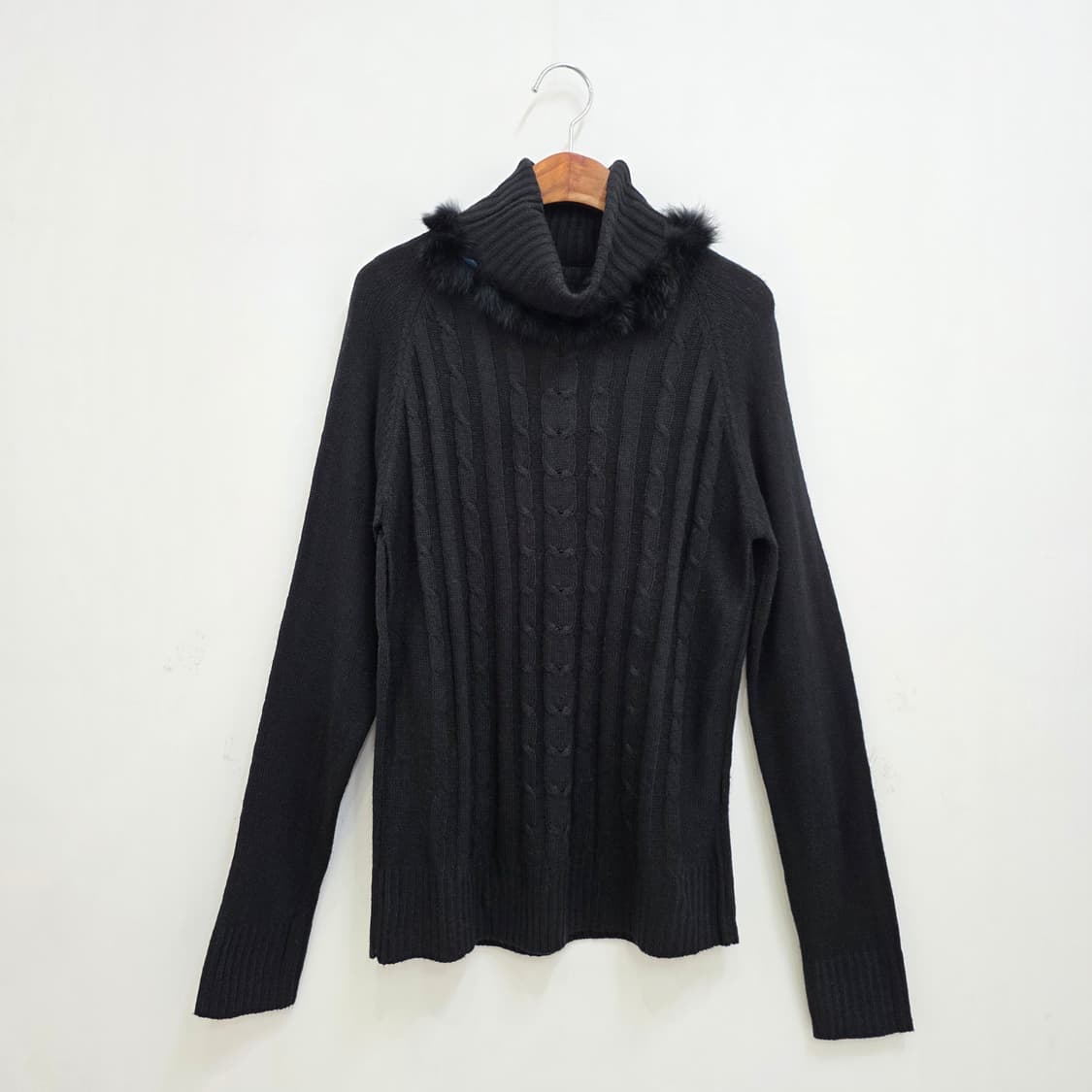 블랙 터틀넥 래빗퍼 트리밍 니트  상품이미지1