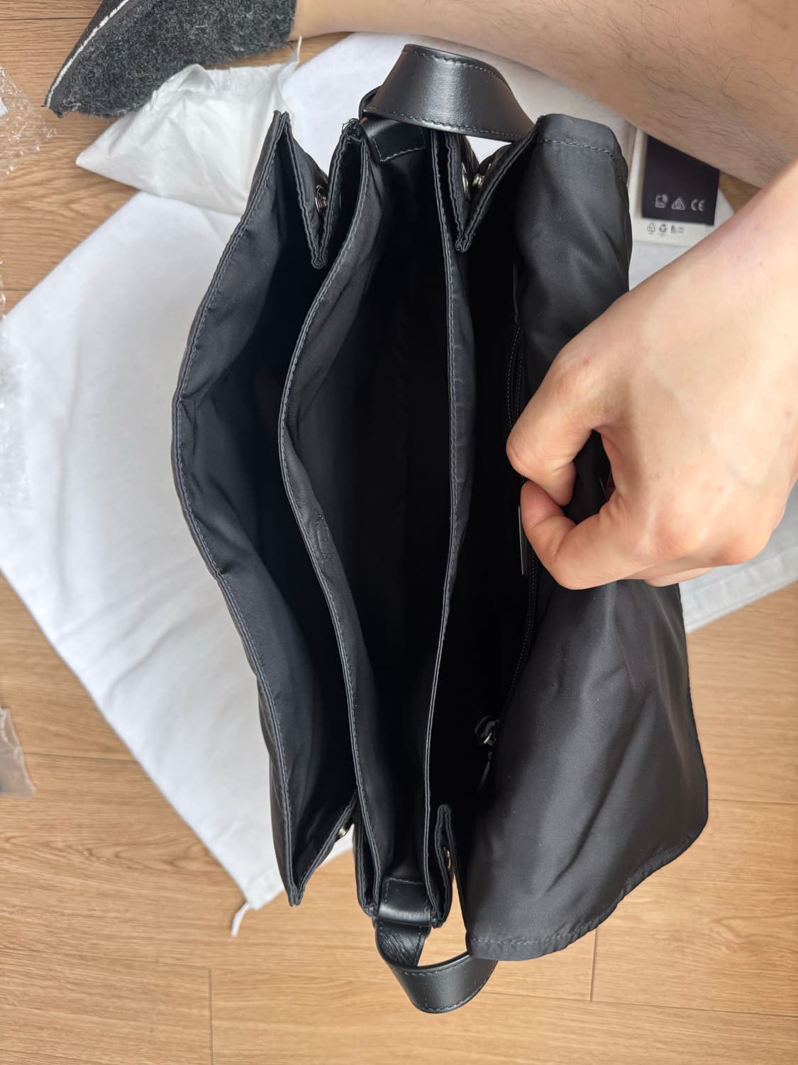 [S급/25년식] 프라다 리나일론 패딩 숄더백 라지 (맥북수납/NFC칩) 상품이미지8