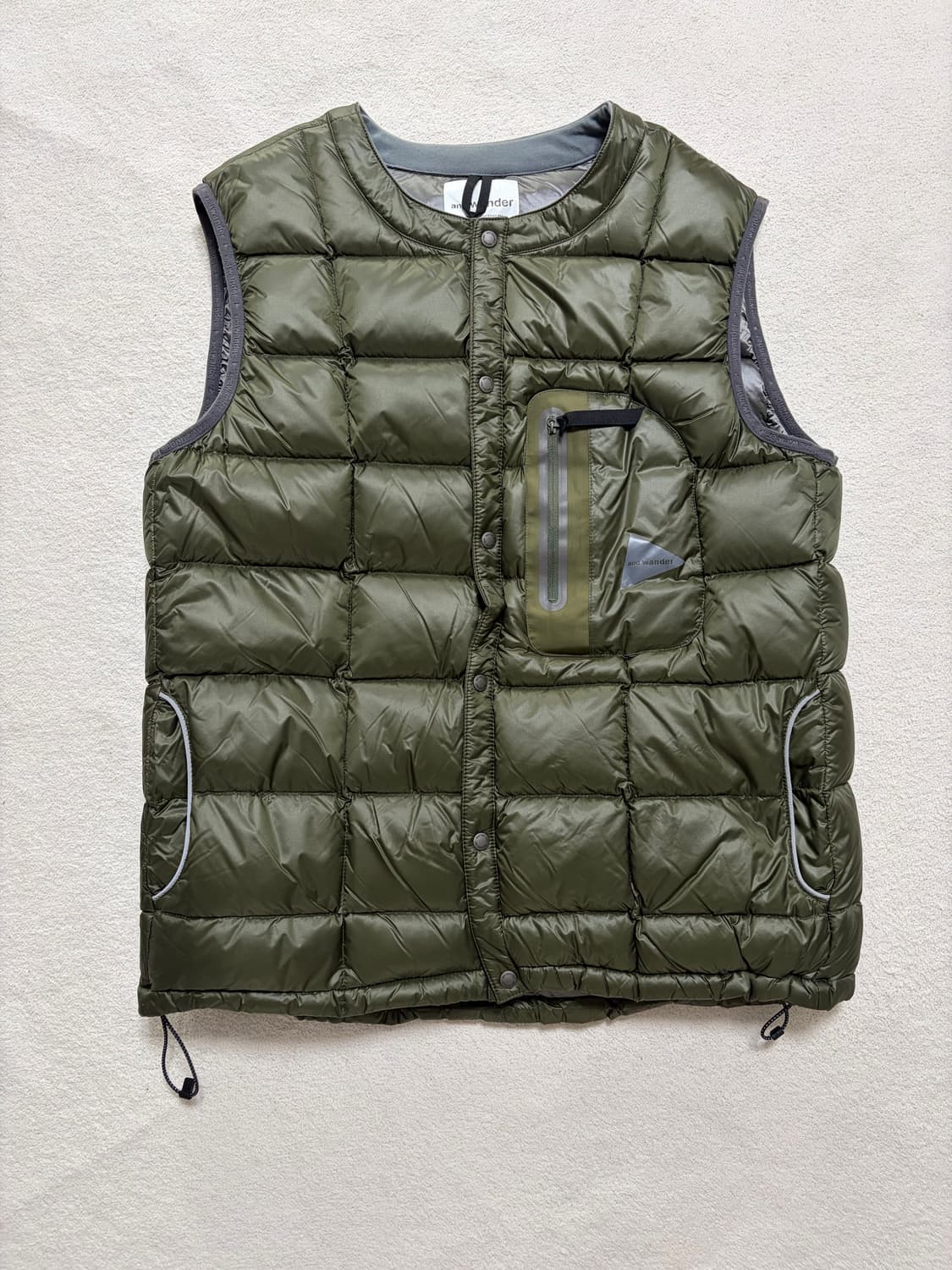 [6] 앤드원더(And Wander) 다이아몬드 스티치 다운 베스트 카키 상품이미지1