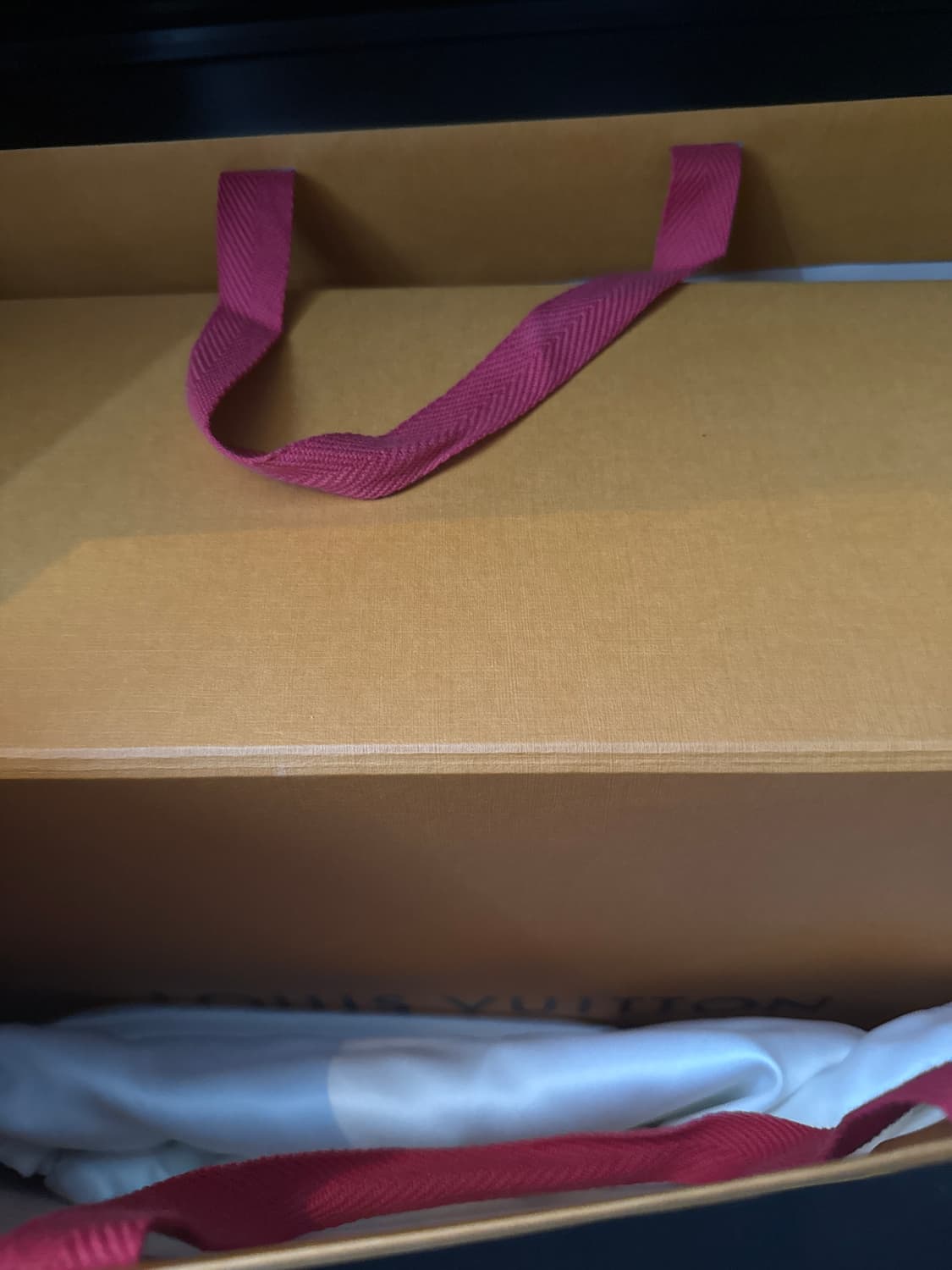 루이뷔통 카퓌신 MM 토뤼옹 블랙 (미사용 새재품) 상품이미지2