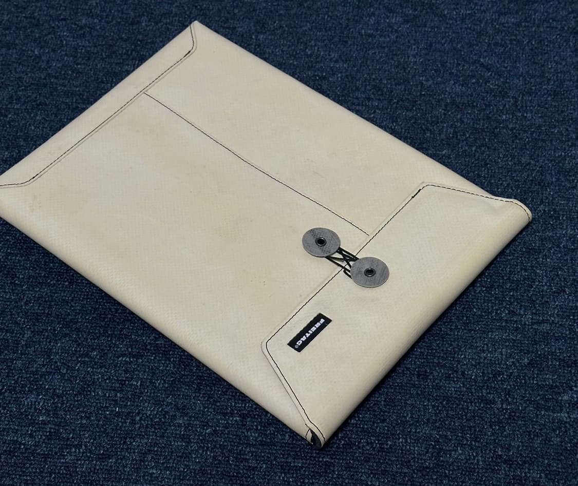 새상품 프라이탁 Freitag 크림 컬러 슬리브 판매 상품이미지1